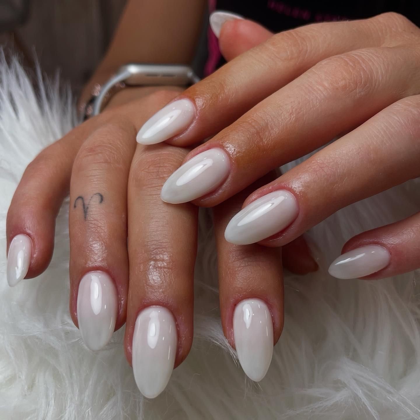 Trabajo de uñas con acabado milky natural realizado en Vivi Nails Studio, Córdoba